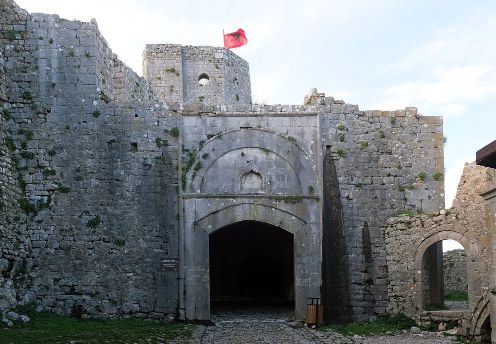 Kalaja e Rozafës mbi Shkodër, qyteti ku lindi Arshi Pipa