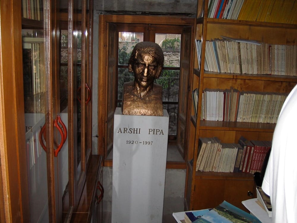Arshi Pipa, disident i njohur, vdiq në Washington