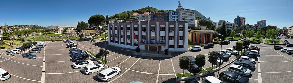 Bashkia e Lezhës sekuestron gazebot pa leje në plazh