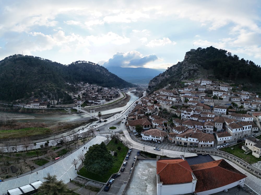 Berati, qendra kryesore e traditës së bejtexhinjve — lagjet historike Mangalem e Gorica