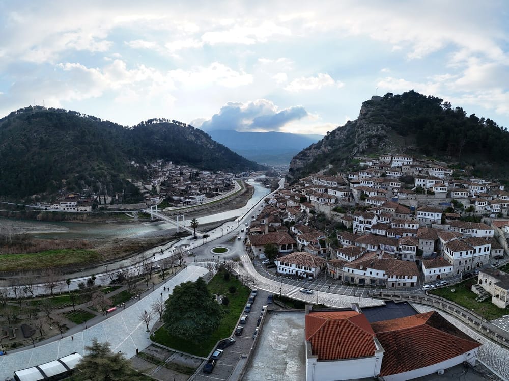 Panorama e lagjeve Mangalem dhe Gorica, të ndara nga lumi Osum