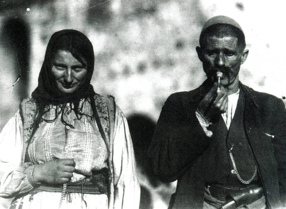 Burrë e grua nga malësia e Veriut në veshje popullore (Carleton S. Coon, 1929) — populli, fjala e të cilit qe ligj