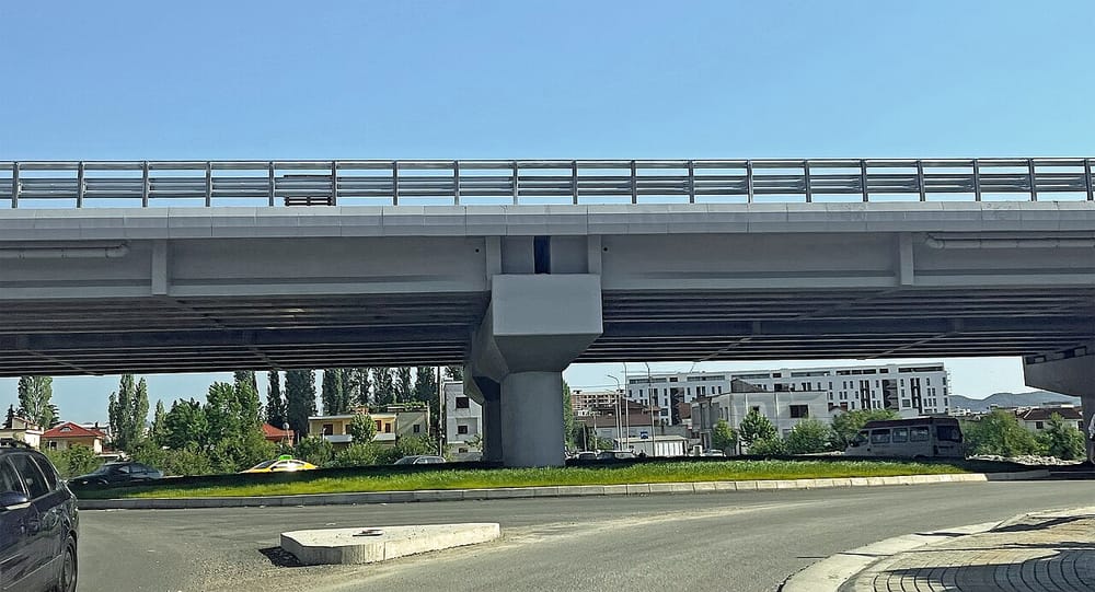 Betonierja bie nga rrethrrotullimi i TEG-ut — një i vdekur dhe dy të plagosur