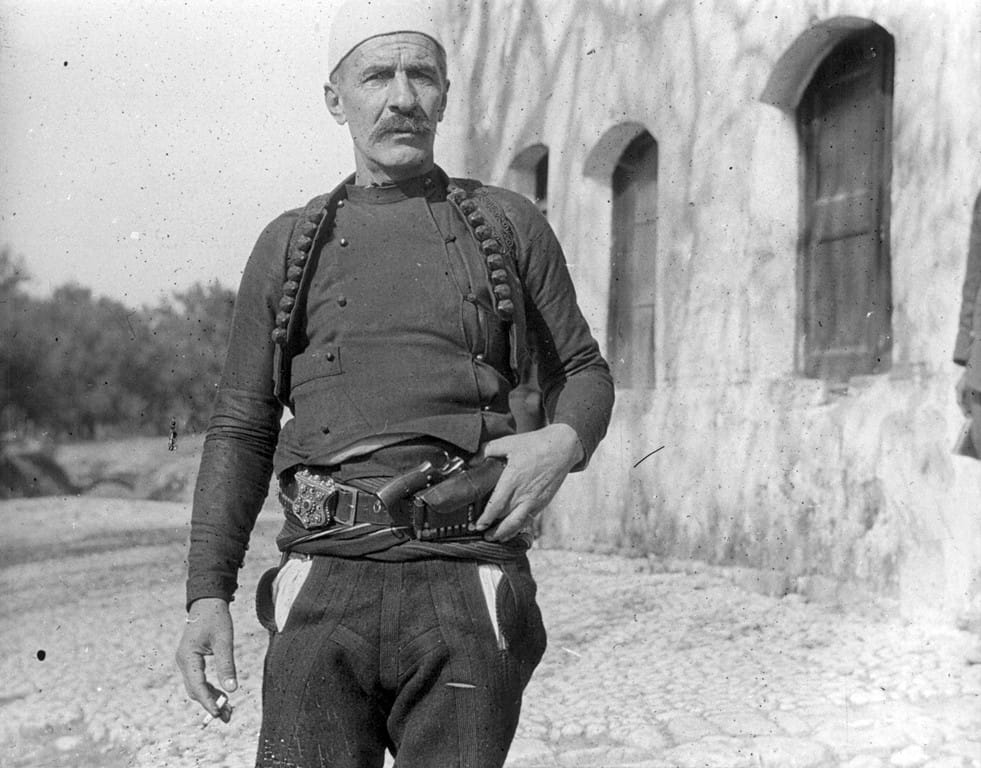 Isa Boletini, fotografuar nga Misioni Ushtarak Holandez (1913–1914). Public domain / Wikimedia Commons.