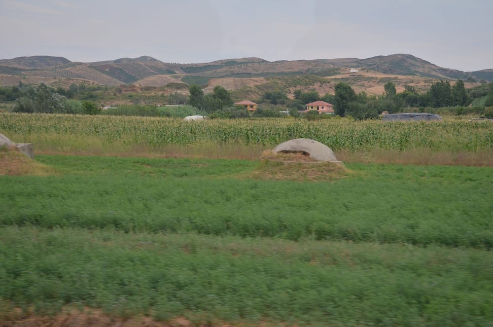 Bunkerë betoni në peizazhin shqiptar