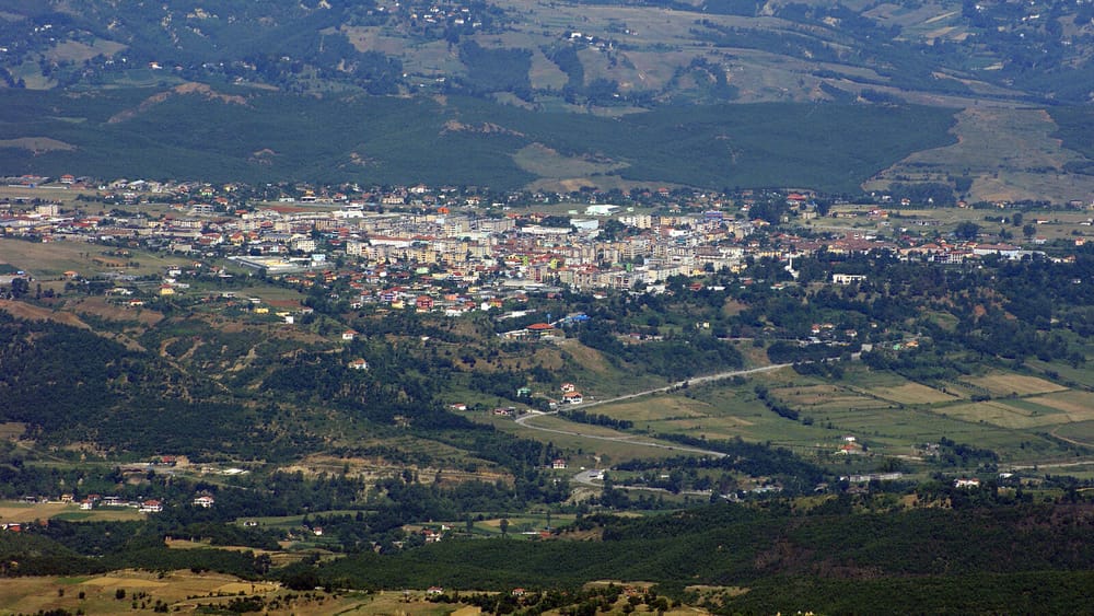 Burreli i Matit, parë nga larg — qyteti emri i të cilit u bë, për gjysmë shekulli, sinonim i burgut politik