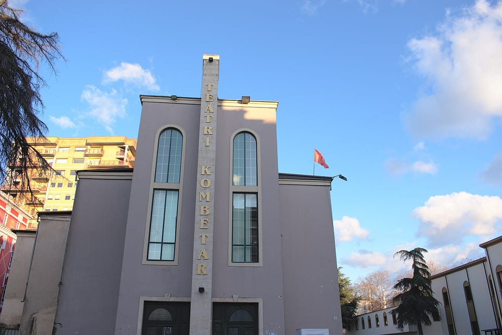 Çfarë kritikon ndërhyrja “TEATRI I ABS’KURTIT – repriza e 4‑tërt”?