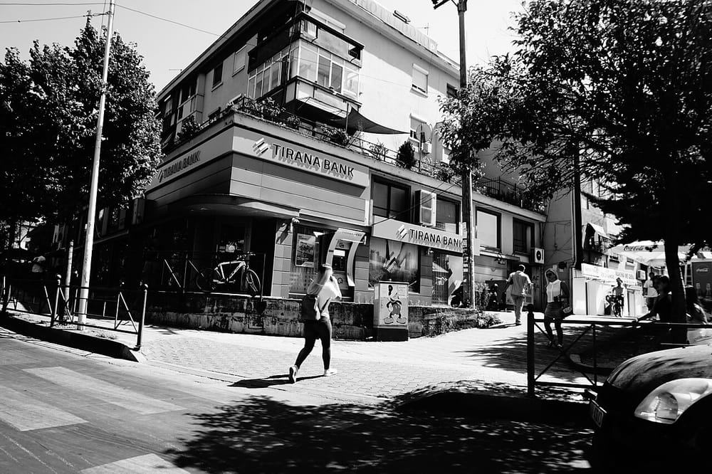 Euro shitet me 94.1 lekë më 13 korrik, dollari me 82.6