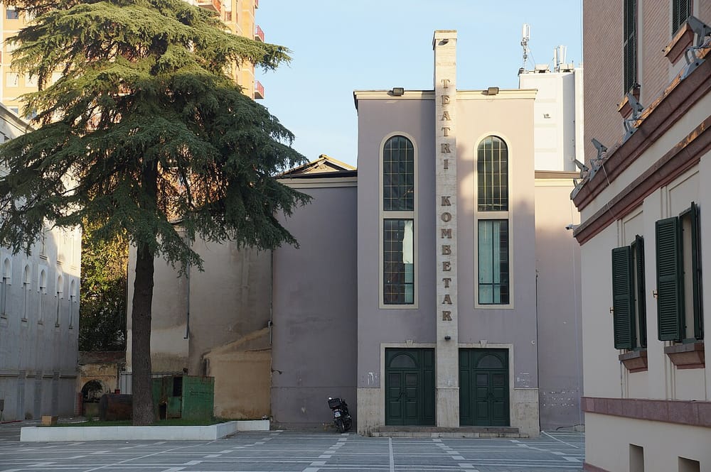 Çfarë simbolizon “TEATRI I ABS’KURTIT – repriza e 4‑tërt”?