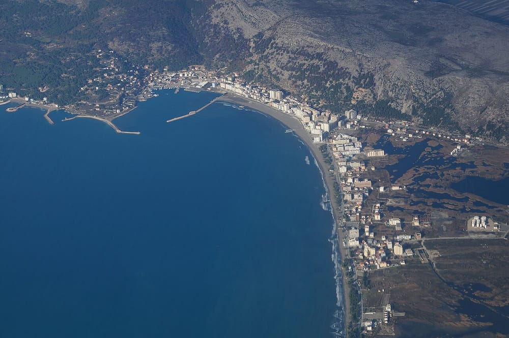 Çifti mirditor menaxhon hotelin në Shëngjin — punëson deri në 40 punëtorë