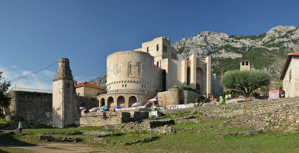 Kalaja e Krujës, e ngritur mbi kodrën shkëmbore mbi luginën e Ishmit