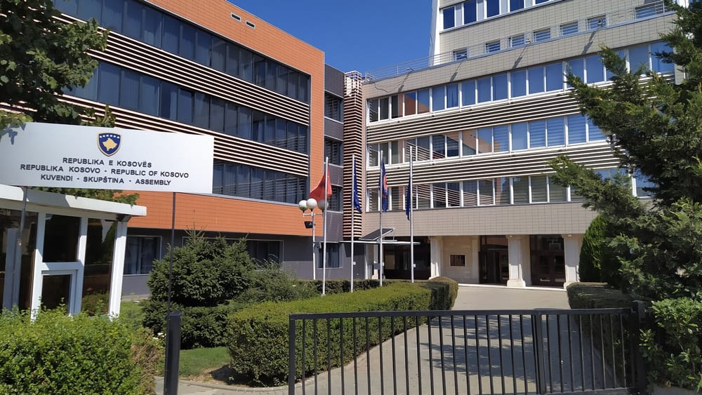 Ndërtesa e Kuvendit të Kosovës në Prishtinë — para platosë së saj u shpall Deklarata Kushtetuese më 2 korrik 1990