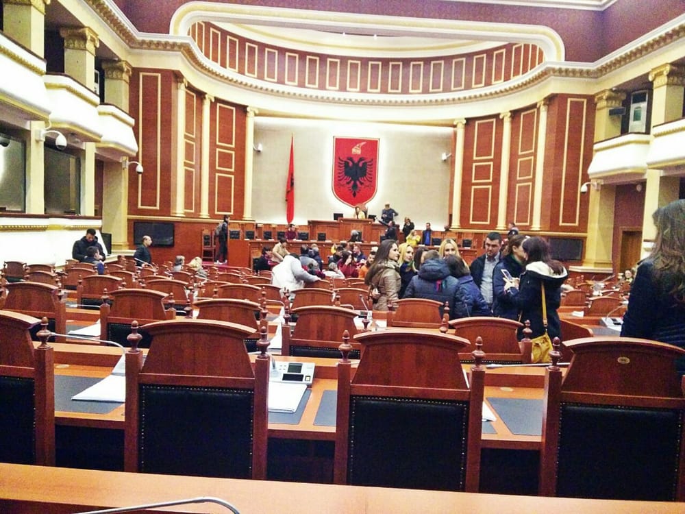 Deputeti Agron Shehaj rrëmben dokumentin konfidencial të marrëveshjes me SHBA-të