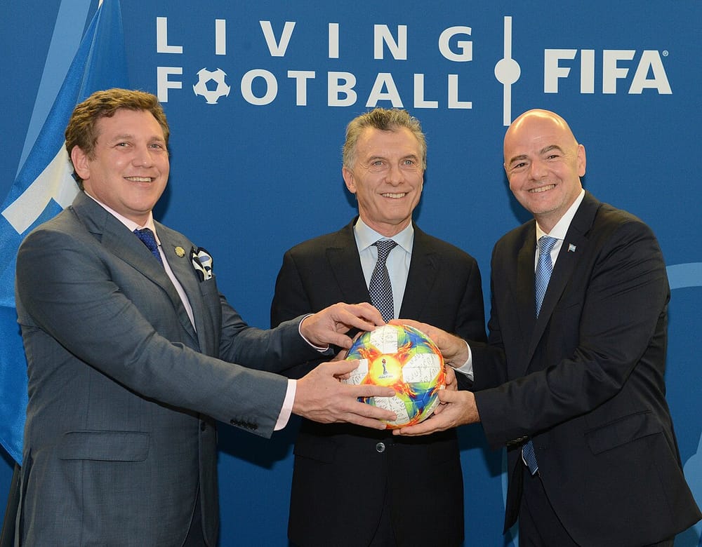 Dy drejtues të FIFA-s akuzojnë Infantinon për shitjen e fshehtë të Botërorit
