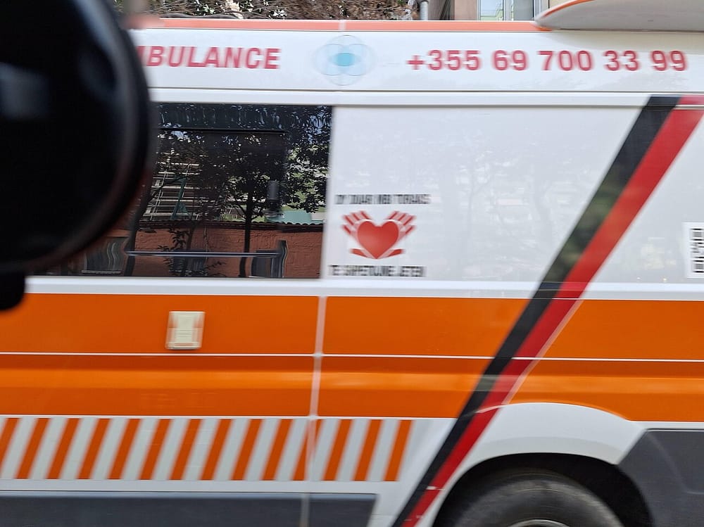 Dy të vdekur në aksidentin në autostradën Tiranë-Elbasan — kamioni ra nga mbikalimi