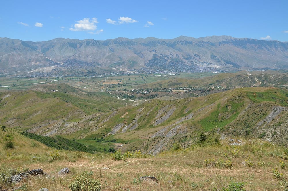 Gjirokastra, qyteti i gurtë mbi luginën e Drinos