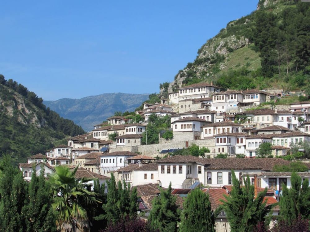 Gjirokastra dhe Berati hyjnë në listën e Quartz për destinacionet më të mira të Evropës