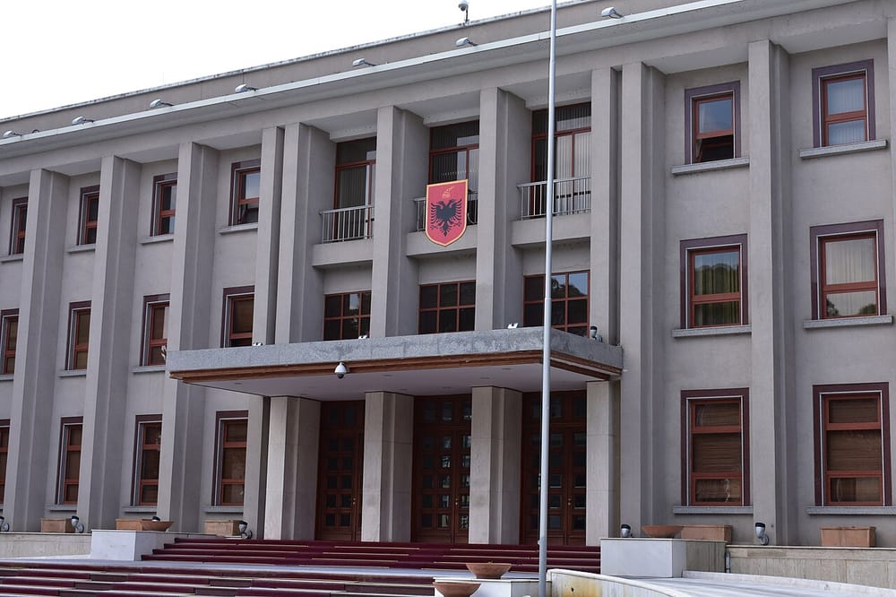 Gjobitën 62 zyrtarë