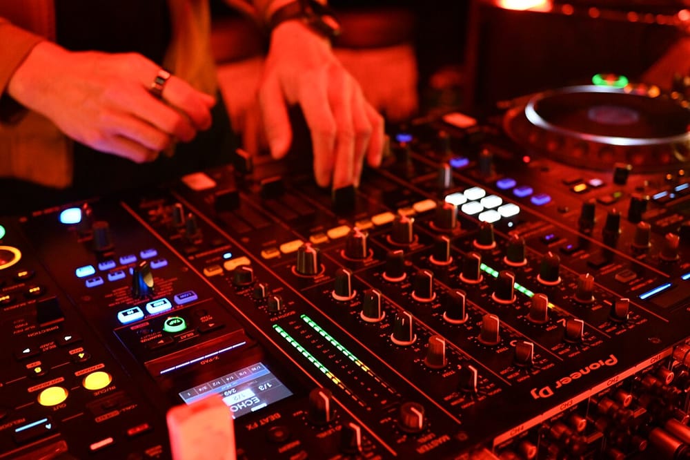 GJYNN kthen hitet e vjetra në Afro House me inteligjencë artificiale