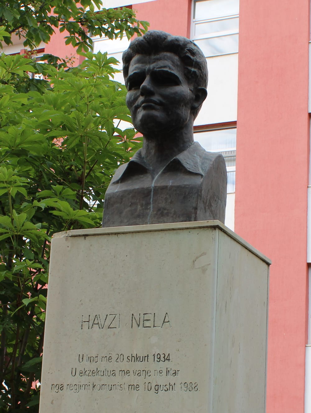 Busti i poetit Havzi Nela në Kukës, në sheshin ku u var më 10 gusht 1988
