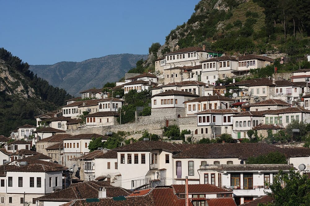 Hita inauguron drejtorinë e re në Berat — fokusi te droga pranë shkollave