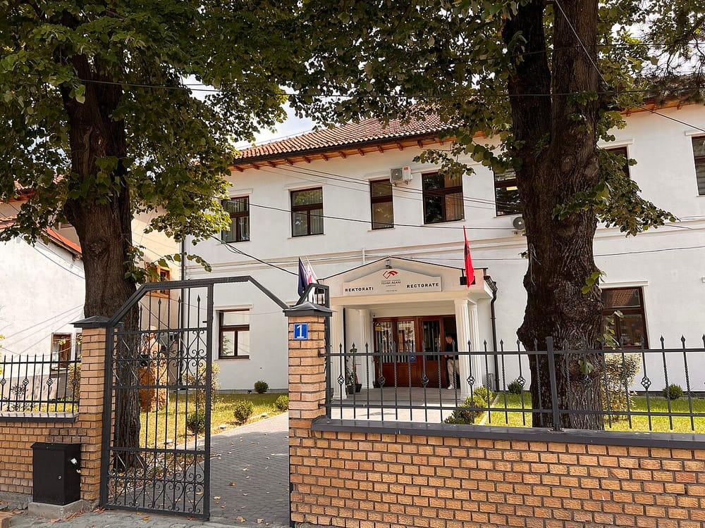 Kanalizimet në Gjakovë: Mbeturinat blokojnë puseta