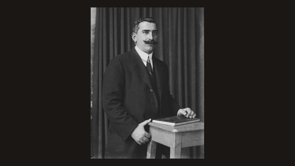 Luigj Gurakuqi, kryetari i dytë i Komisisë Letrare Shqipe (1917–1918), fotografuar nga Kel Marubi