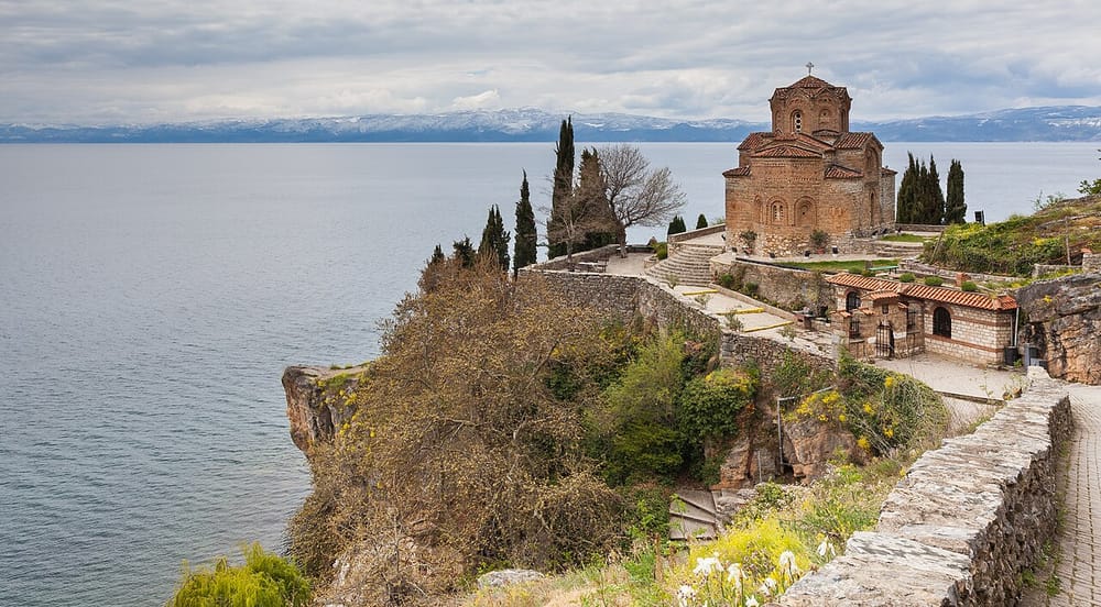 Koncesionarët në Ohër ndërtojnë mure betoni — shkelin rregullat e UNESCO-s