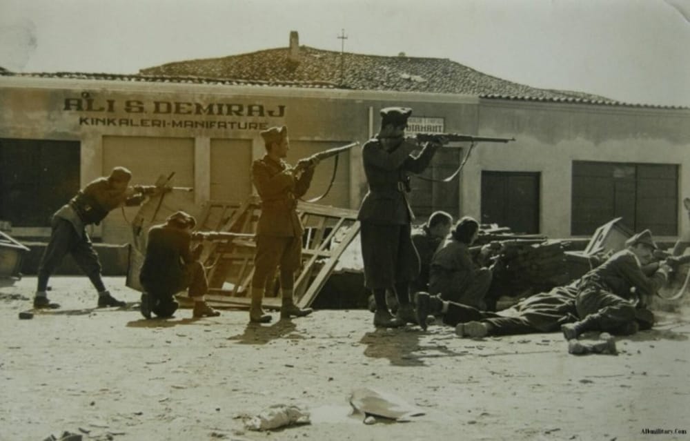 Partizanë të Ushtrisë Nacionalçlirimtare në luftim, Tiranë 1944 — ushtria që Shtabi i Përgjithshëm i krijuar në Labinot komandoi. Autor i panjohur