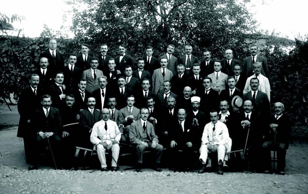 Delegatët e Kongresit të Lushnjës, janar 1920 — fotografuar nga Kel Marubi