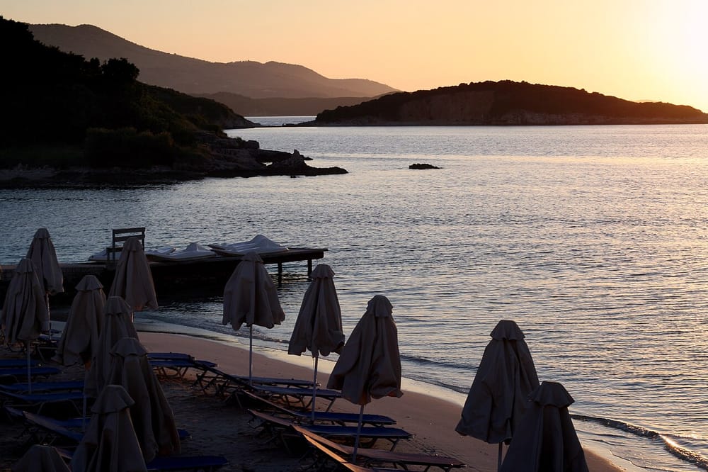 Ksamili mbush plazhet me turistë në ditët e fundit të korrikut
