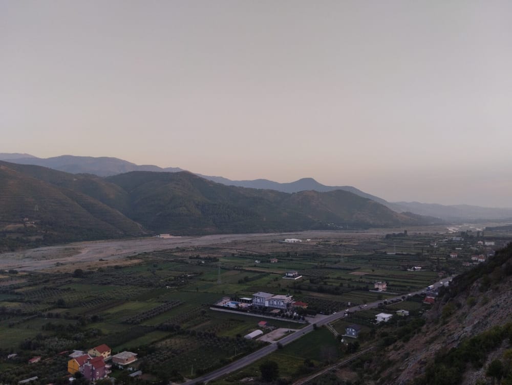 Lugina e Shkumbinit — lumi ku, sipas rrëfimit të Shqipërisë së mesme, drangoi e mbyti kulshedrën