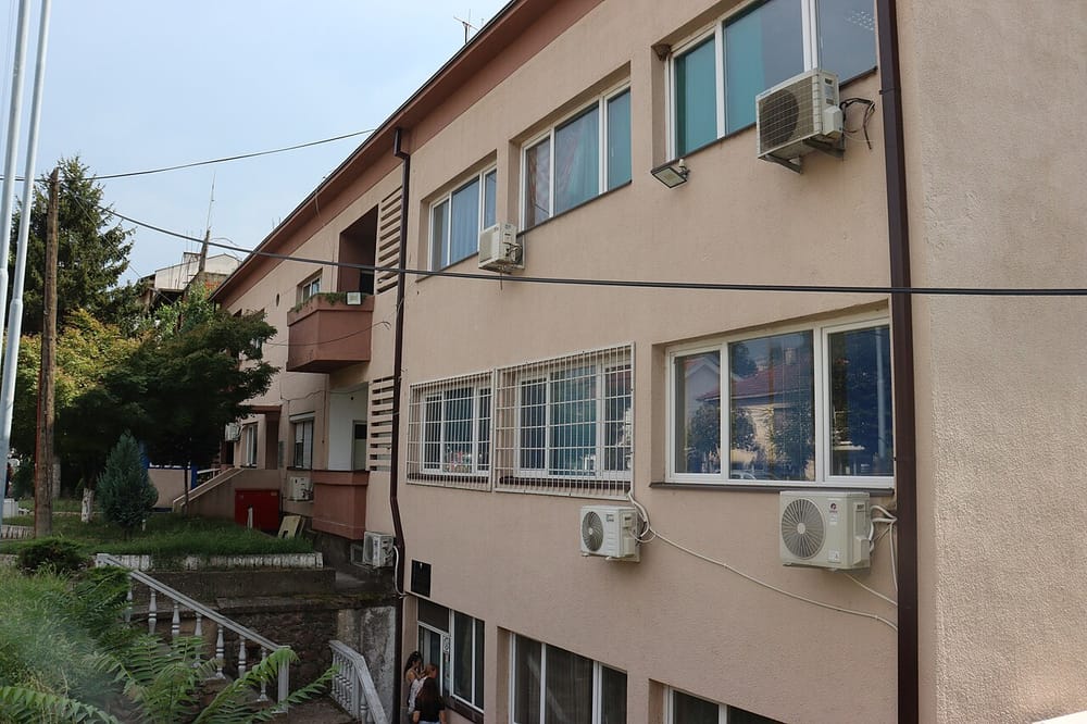 Kush është 41-vjeçari që u arratis nga stacioni i policisë në Koçan?