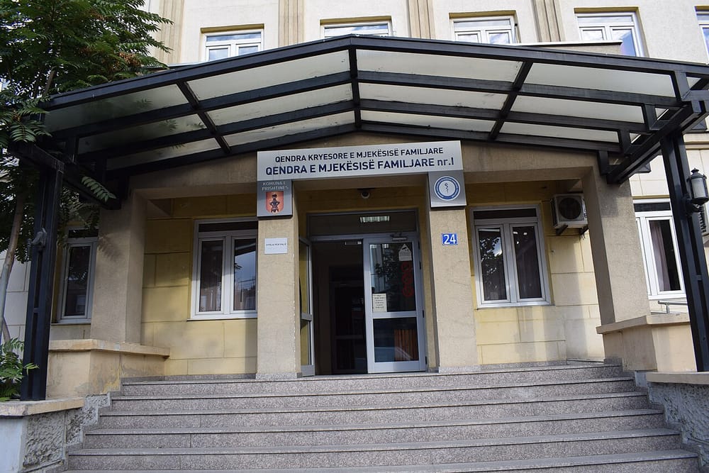 Kush i thirë qytetarëve të shmangin diellin në orët e pikut?