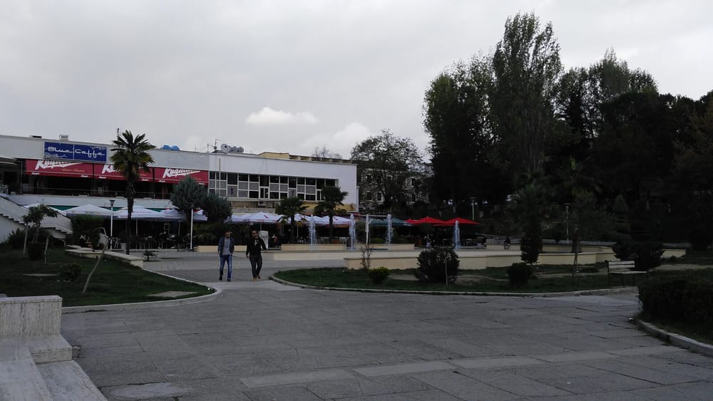 Sheshi i Demokracisë në Qytetin Studenti, Tiranë — vendi ku u mblodhën studentët në dhjetor 1990