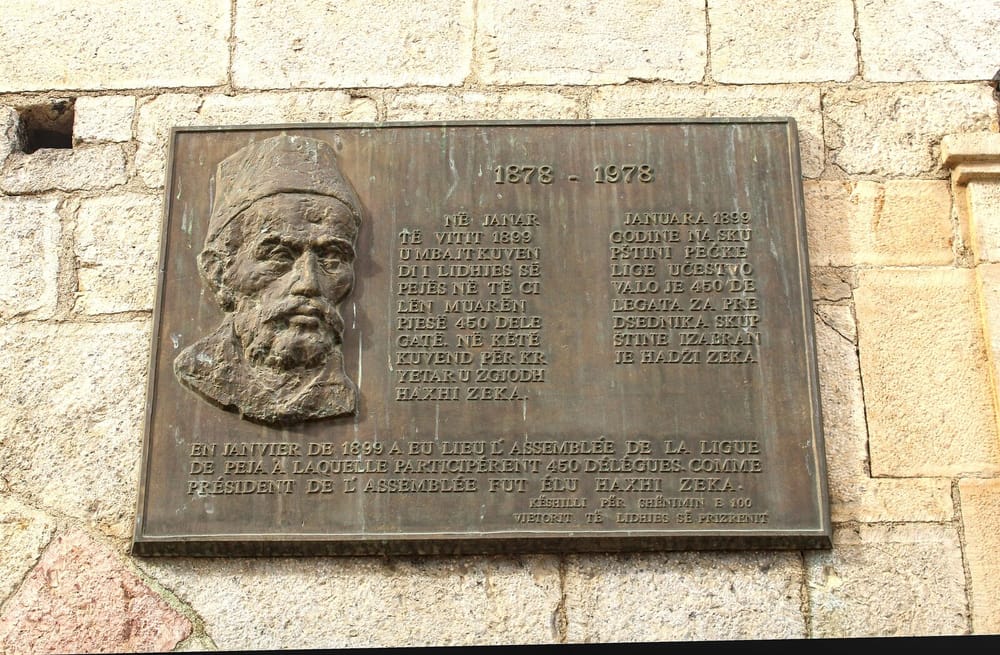 Pllaka përkujtimore e Lidhjes së Pejës, me portretin e Haxhi Zekës, në Kullën e Pashës në Pejë — kuvendi i janarit 1899 me 450 delegatë