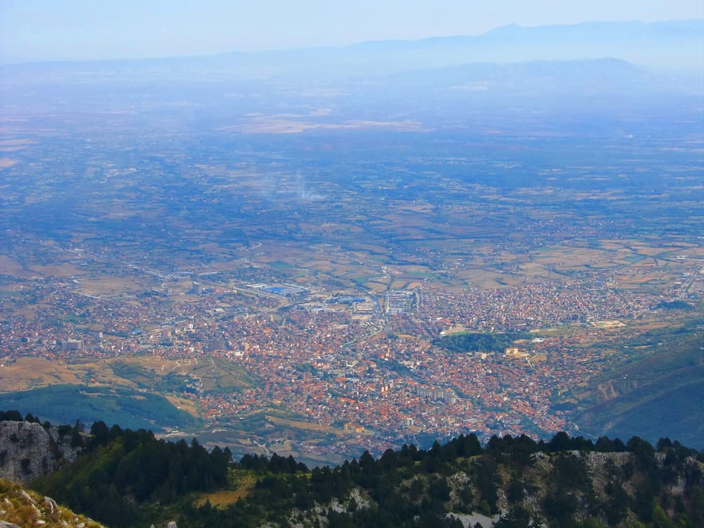 Peja parë nga maja e Veljakut, mbi kodrat e së cilës ndodhet Loxha