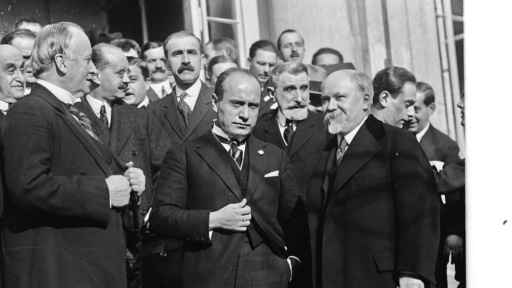 Lord Curzon, Mussolini dhe Poincaré në shkallët e Konferencës së Lozanës, 20 nëntor 1922 — konferenca nga e cila do të dilte Konventa e shkëmbimit të popullsive. Agence Rol / BnF