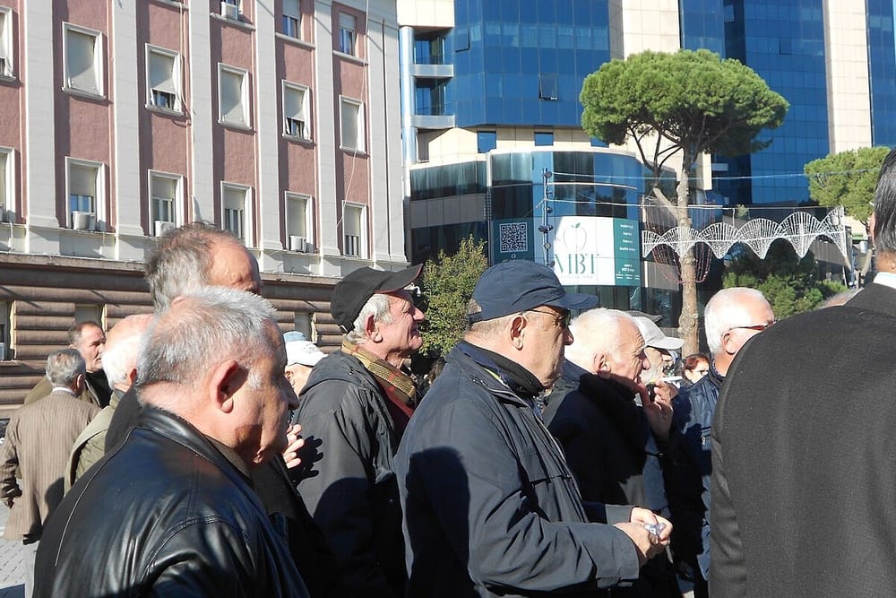 Pensionistë të moshuar të mbledhur në një protestë për pensione dinjitoze
