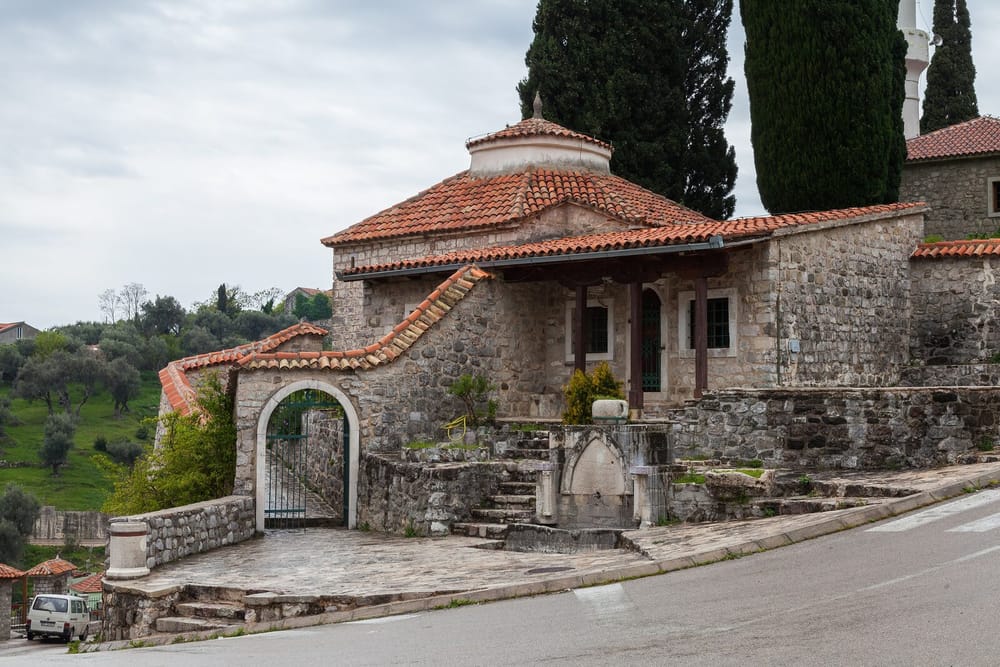 Kalaja e Tivarit të Vjetër (Stari Bar), Mal i Zi — qyteti bregdetar drejt të cilit u marshuan rekrutët