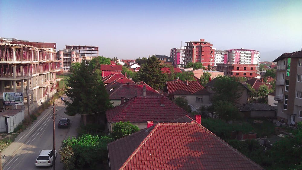 Pamje e qytetit të Lipjanit, ku komuna po zbaton shpronësimet për parkingun nëntokësor dhe parkun qendror.