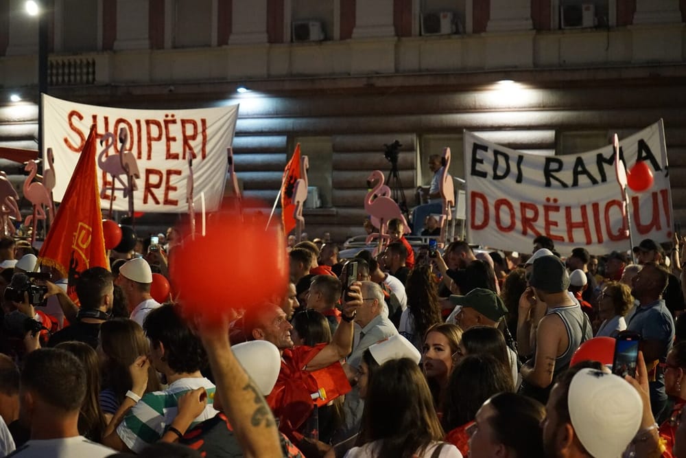 Protestues në Tiranë mbajnë pankartën «Edi Rama, dorëhiqu» gjatë protestës së opozitës