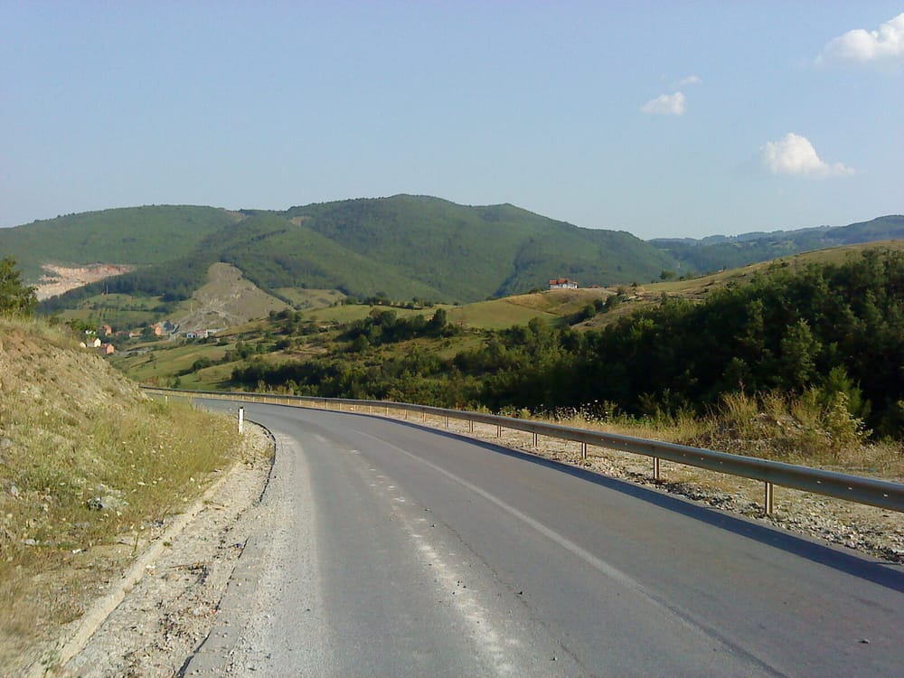Rrugë magjistrale në Kosovë me mbrojtëse anësore
