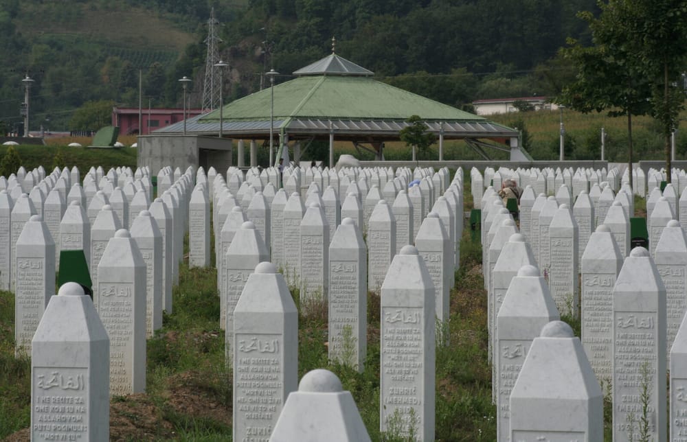 Memoriali i Srebrenicës në Potoçari, ku prehen viktimat e gjenocidit të vitit 1995.