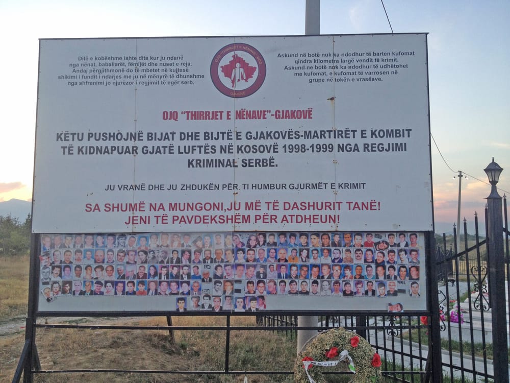 Përmendorja dhe varrezat e viktimave të Luftës në Gjakovë — Bdx