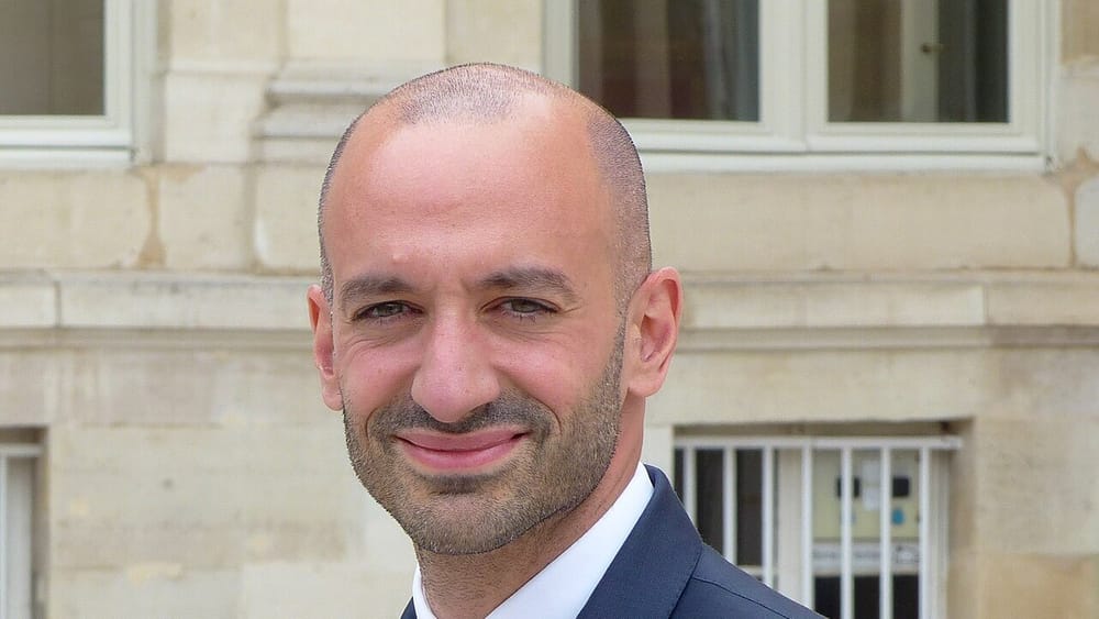 Ministri francez Benjamin Haddad viziton Kosovën dhe nënshkruan marrëveshje bashkëpunimi