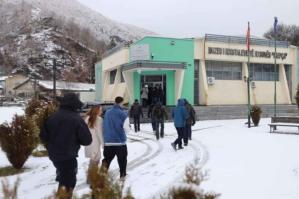 Mjekët e Mitrovicës shpëtojnë fëmijën që ra në pishinë