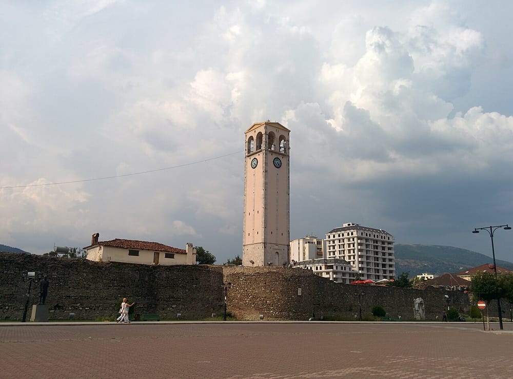Nëna 12-vjeçare nga Elbasani kërkon ndihmë për djalin e zhdukur