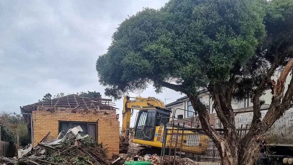 Nis rrënimi i shtëpisë në Rrugën A — rrezikonte shembjen nga rrëshqitja e dheut