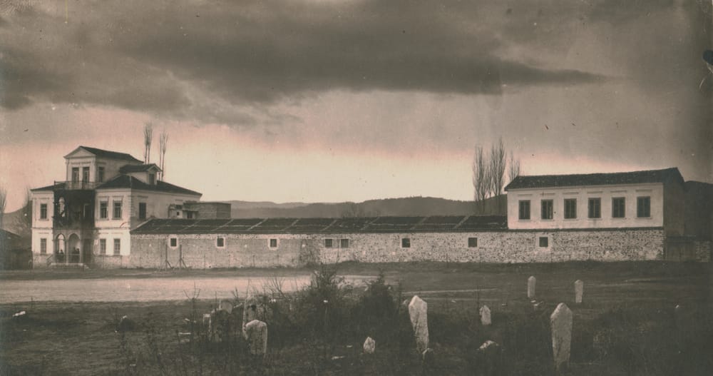 Fotografi e vjetër e ndërtesës së Shkollës Normale të Elbasanit, 1924